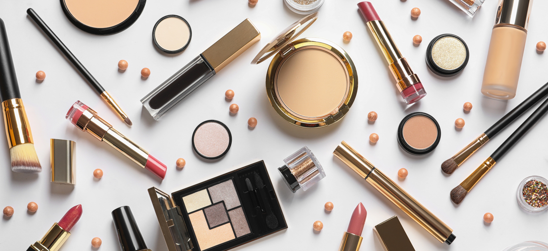 Verschiedene Make-Up Produkte auf weißem Hintergrund 