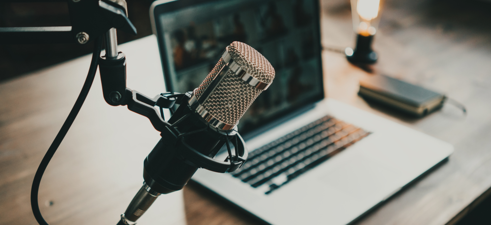 Laptop und Mikrofon Set Up für eine Podcastaufnahme