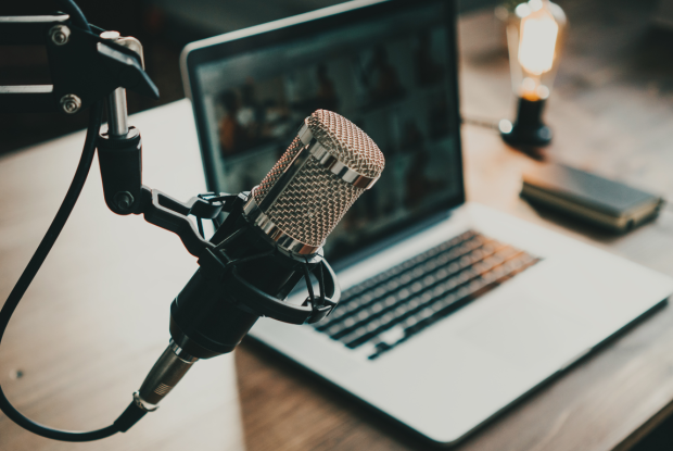 Laptop und Mikrofon Set Up für eine Podcastaufnahme