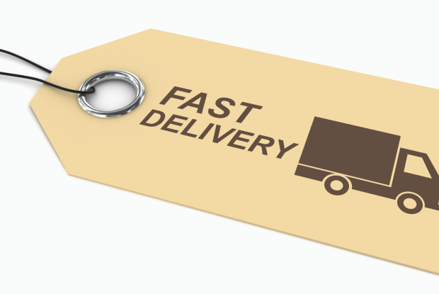 braunes Schild mit der Aufschrift "Fast Delivery"