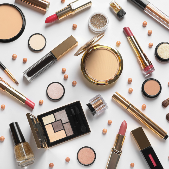 Verschiedene Make-Up Produkte auf weißem Hintergrund 