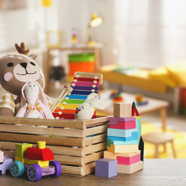 Eine Kiste mit verschiedenen Spielzeugen und Kuscheltieren
