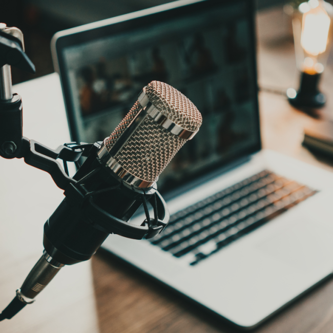 Laptop und Mikrofon Set Up für eine Podcastaufnahme